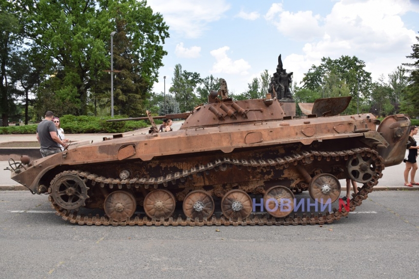 В Николаеве выставили военную технику, захваченную у оккупантов (фоторепортаж)