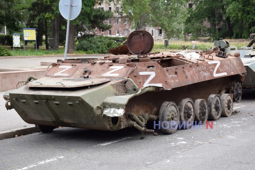 У Миколаєві виставили військову техніку, захоплену в окупантів (фоторепортаж)