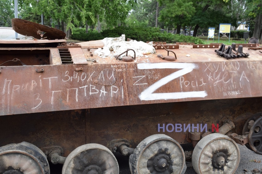 У Миколаєві виставили військову техніку, захоплену в окупантів (фоторепортаж)