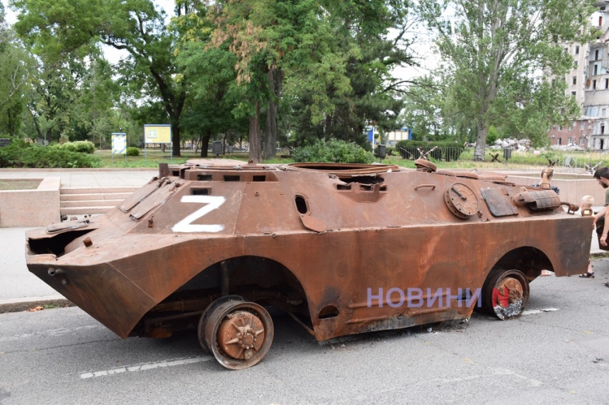 У Миколаєві виставили військову техніку, захоплену в окупантів (фоторепортаж)