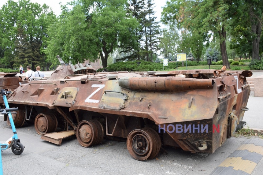 В Николаеве выставили военную технику, захваченную у оккупантов (фоторепортаж)