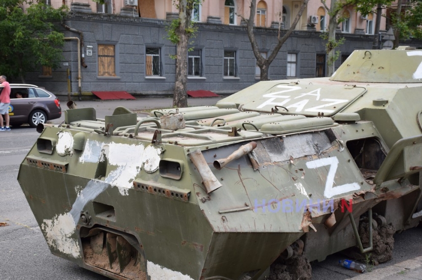 У Миколаєві виставили військову техніку, захоплену в окупантів (фоторепортаж)