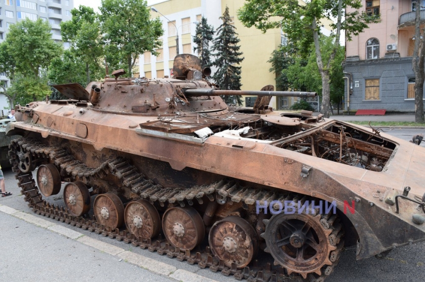 У Миколаєві виставили військову техніку, захоплену в окупантів (фоторепортаж)