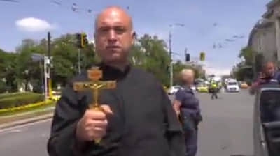  В Болгарии пророссийский политик переоделся в священника и «проклял» кортеж Зеленского (видео)