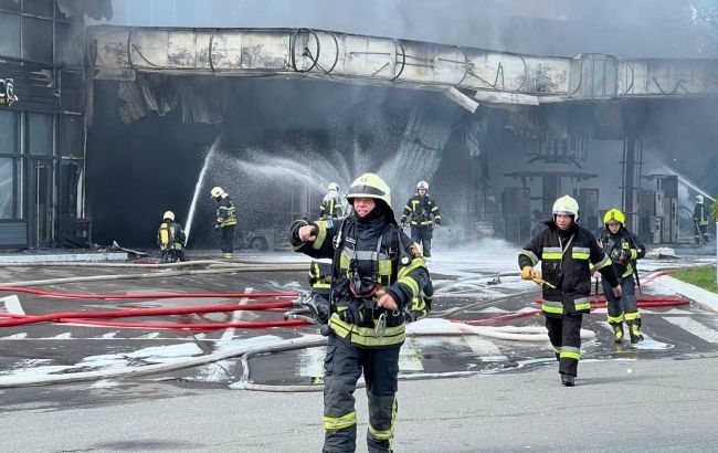 В результате пожара на АЗС в Киеве пострадали три человека