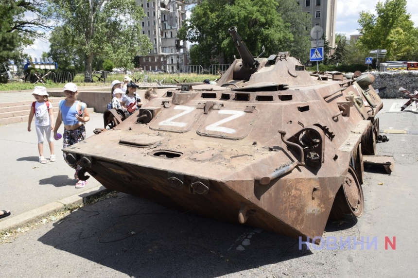 В Николаеве жители оставляют пожелания оккупантам на разбитой вражеской технике (фоторепортаж)