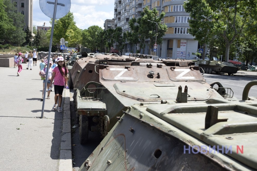 В Николаеве жители оставляют пожелания оккупантам на разбитой вражеской технике (фоторепортаж)