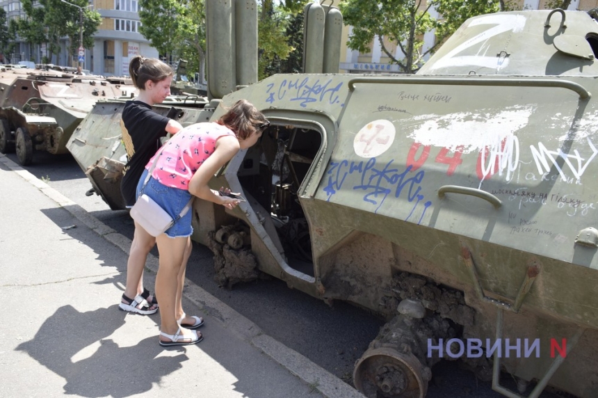 У Миколаєві мешканці залишають побажання окупантам на розбитій ворожій техніці (фоторепортаж)