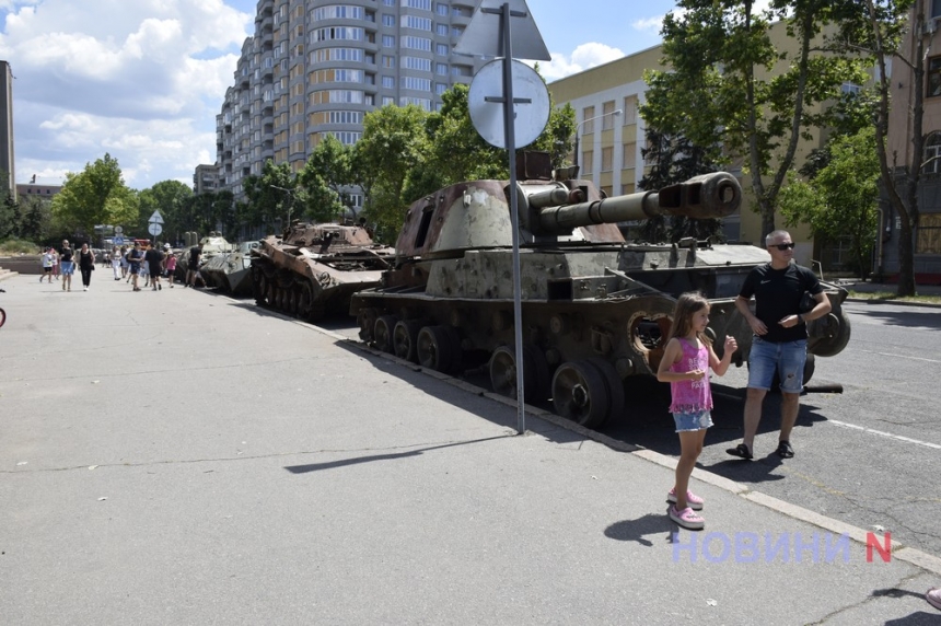 У Миколаєві мешканці залишають побажання окупантам на розбитій ворожій техніці (фоторепортаж)