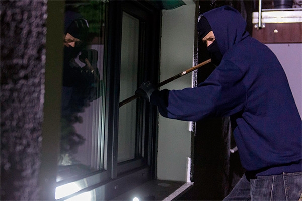 Проникли в дом и забрали деньги: на жительницу Николаева ночью напали грабители