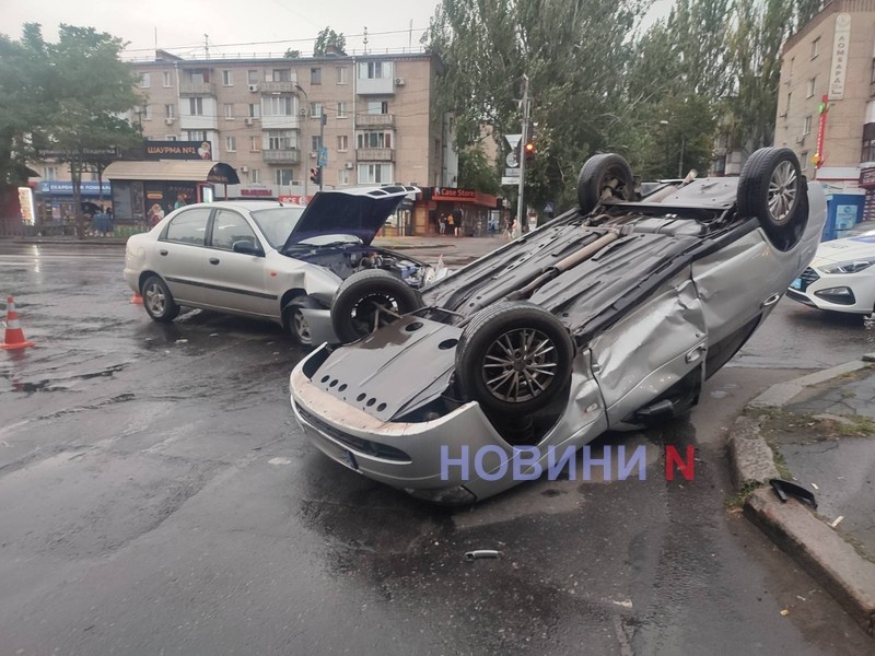 На перекрестке в Николаеве «Ланос» перевернул «Приору»: водитель госпитализирован