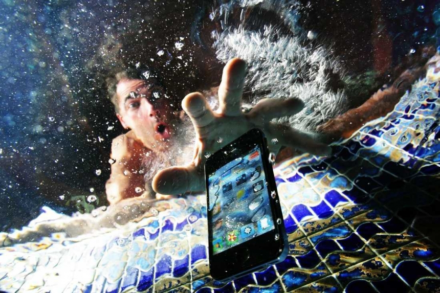 Експерти розповіли, як врятувати мобільний телефон, що впав у воду