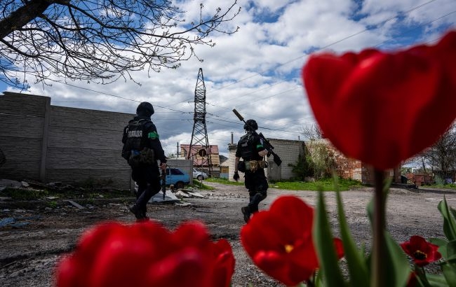 Окупанти скинули авіабомбу на село на Харківщині: є поранений