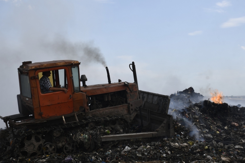 Масштабный пожар под Коблево: свалку ТБО удалось потушить только на третьи сутки (фото)