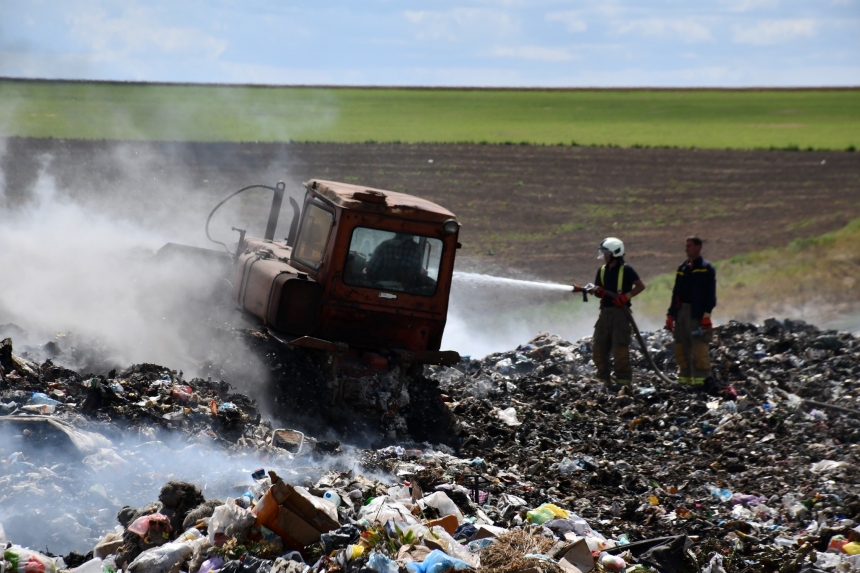 Масштабна пожежа під Коблево: звалище ТПВ вдалося загасити лише на третю добу (фото)