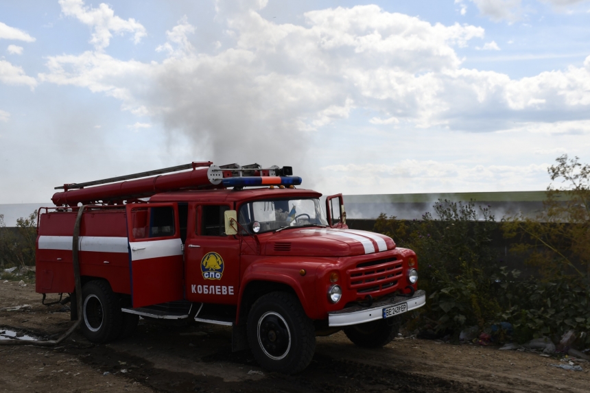 Масштабна пожежа під Коблево: звалище ТПВ вдалося загасити лише на третю добу (фото)