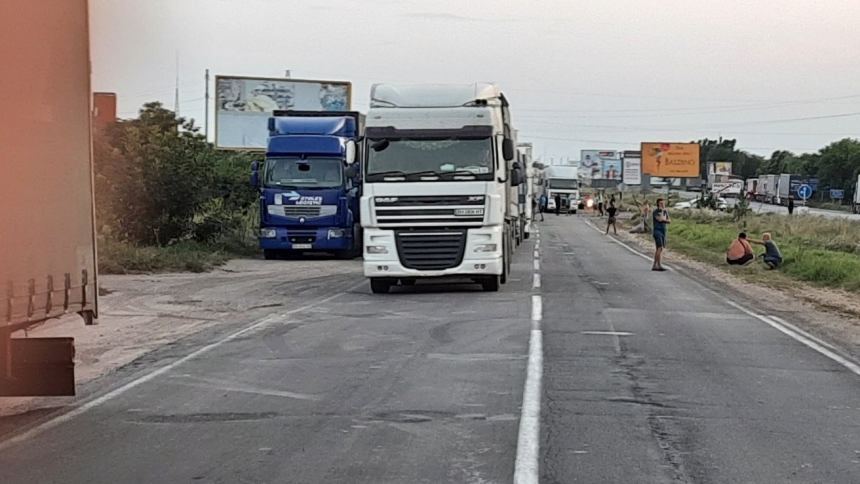 У Миколаєві через спеку обмежили рух вантажівок