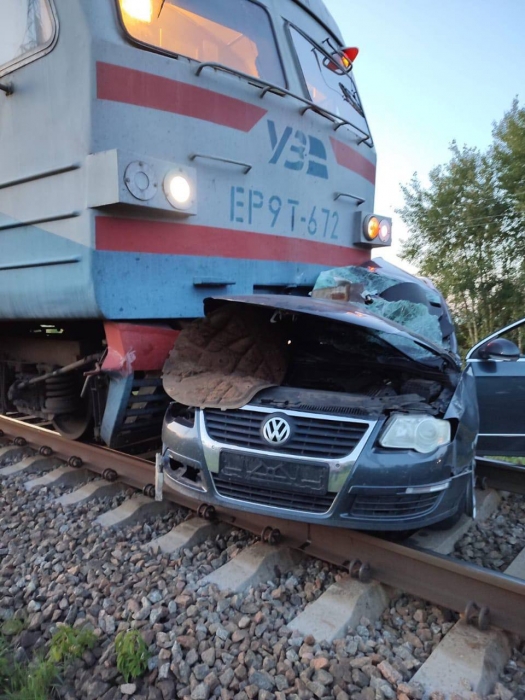 В Черниговской области поезд переехал автомобиль: трое погибших, в том числе ребенок