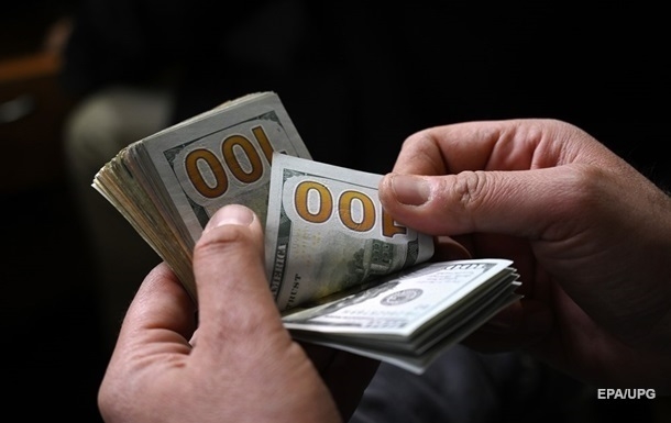 НБУ назвал банки, где можно обменять изношенные и «старые» доллары