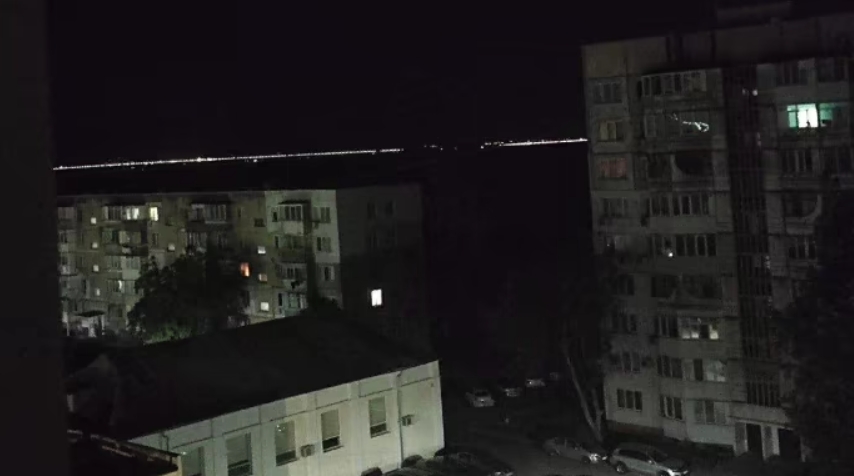На Кримському мості після вибухів «упав» проліт (відео)