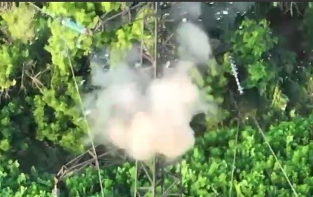 З'явилося відео полювання українських дронів на ворожі ракети та камери