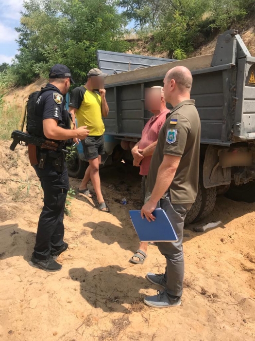 В Николаеве пресечена незаконная добыча песка: дельцы орудовали в лесном урочище