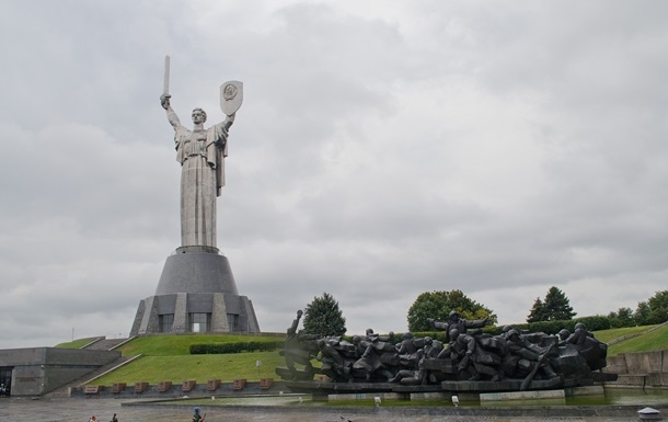 Декомунізація Батьківщини-матері: у мережі показали, як роблять тризуб