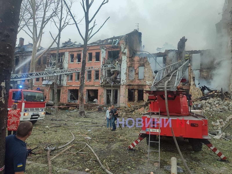 В результате ночного обстрела разрушен жилой дом в центре Николаева – пожар тушат до сих пор (фото, видео)