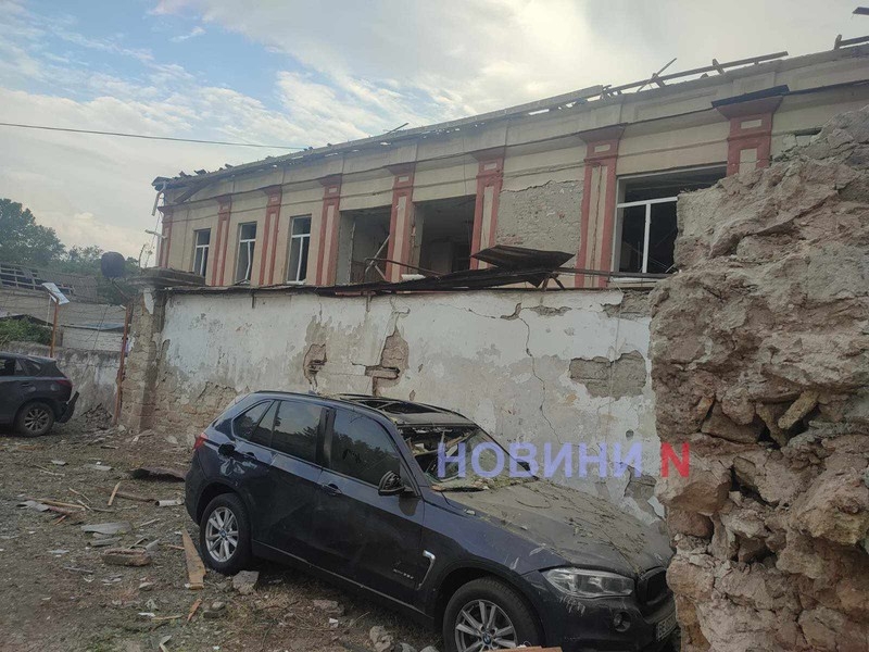 В результате ночного обстрела разрушен жилой дом в центре Николаева – пожар тушат до сих пор (фото, видео)