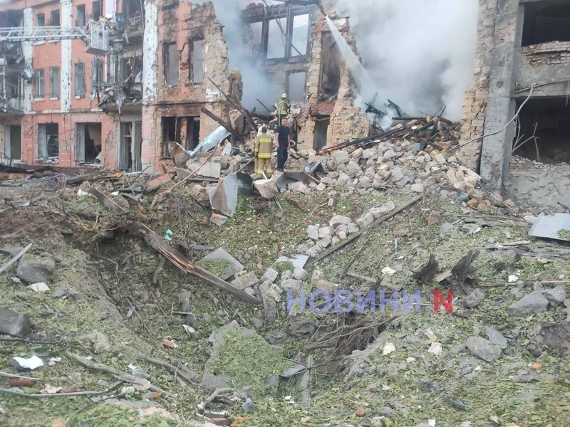 Сенкевич показал, как в Николаеве демонтировали разрушенный оккупантами жилой дом (видео)