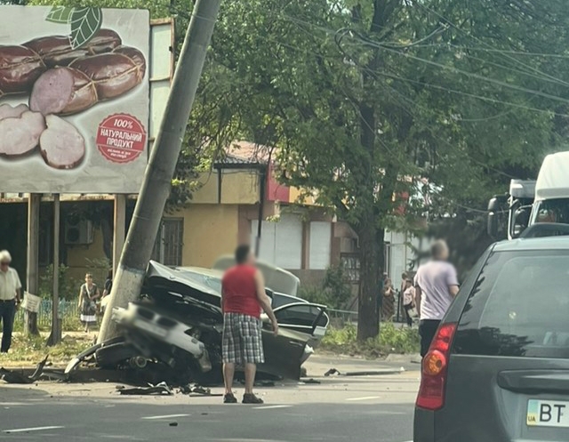В Николаеве автомобиль влетел в столб: на проспекте пробка