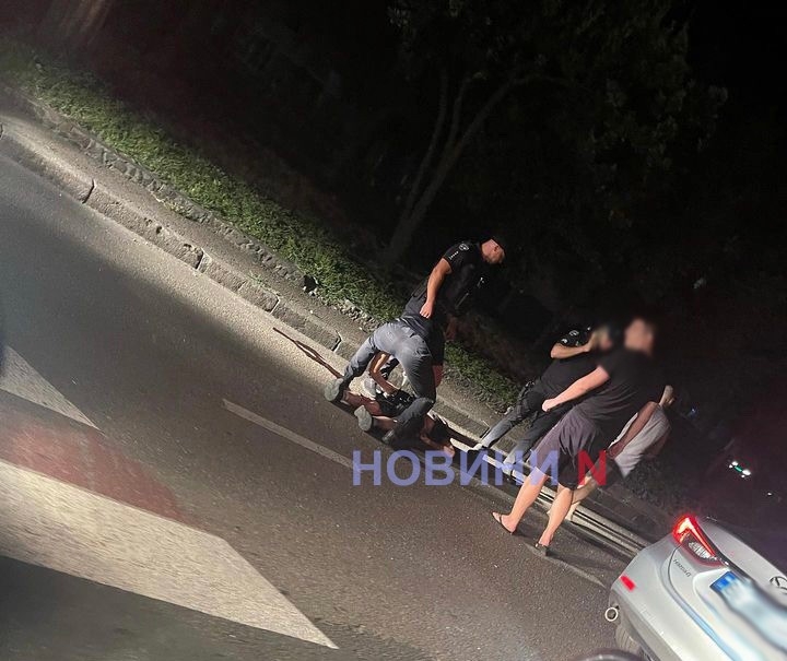 У Миколаєві на проспекті збили пішохода: його з рваними ранами забрала швидка (відео)