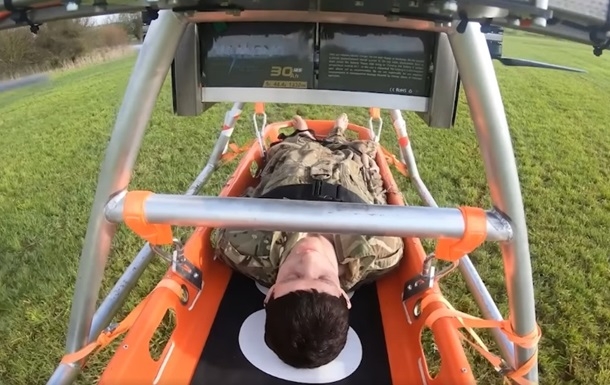 Великобритания передает Украине квадрокоптеры Malloy, которые могут эвакуировать раненного