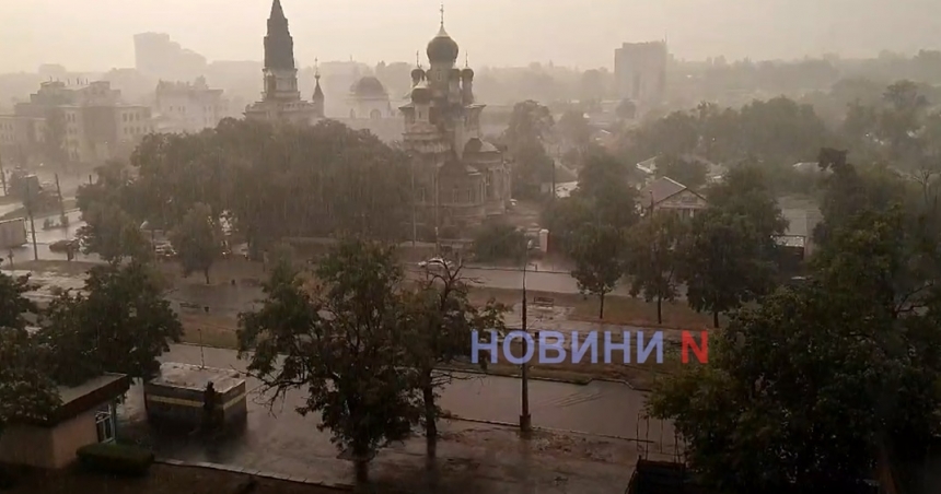 У Миколаєві пустилася сильна злива – деякі вулиці затопило (відео)