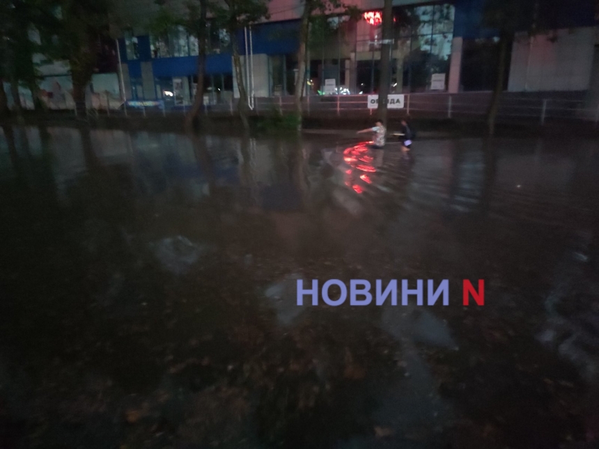Короткочасна злива затопила центр Миколаєва: фото та відео з вулиць у воді