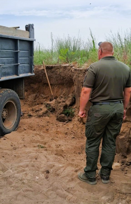 В Николаеве поймали нарушителя на незаконном заборе песка