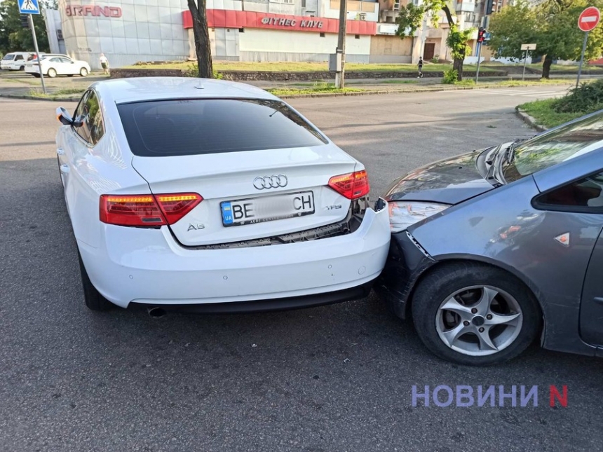В Николаеве девушка на «Мицубиси» врезалась в «Ауди»