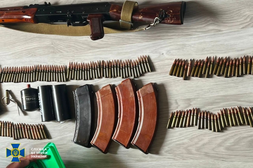 Зробив схованку зі зброєю для терактів під дитячим ліжком своєї дочки: викрито агента РФ
