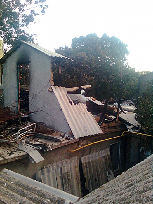 Молния, угодившая в крышу дома, оставила николаевских пенсионеров без крова над головой