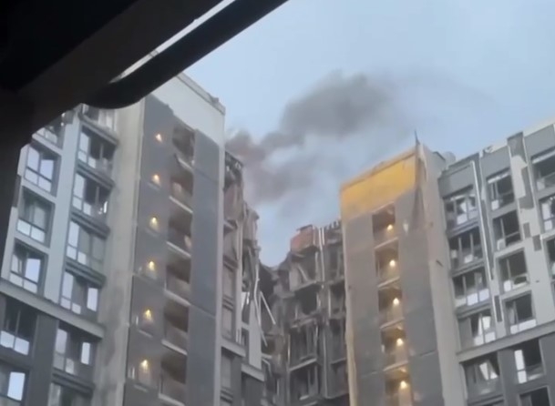 У Дніпрі російська ракета влучила у багатоповерхівку (відео)