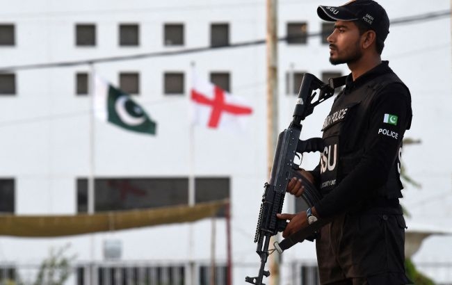 Терорист підірвав себе на зборах політичної партії у Пакистані: десятки загиблих