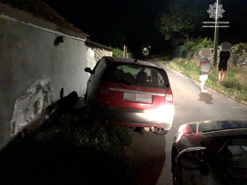 В Николаеве пьяный водитель на «Ситроене» врезался в дом
