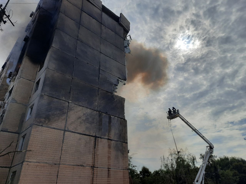 У Кривому Розі під час розбору завалів обрушилася частина будинку (відео)