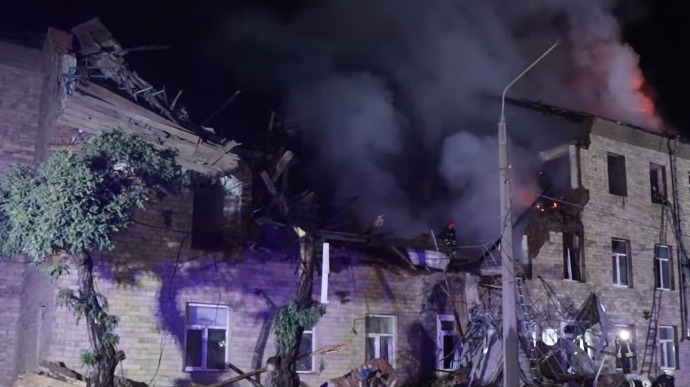 В Харькове вражеский дрон атаковал общежитие: разрушены 2 этажа (видео)