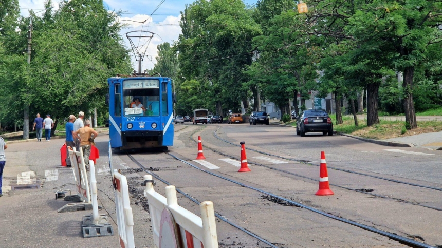 В Николаеве возле яхт-клуба ремонтируют трамвайные пути