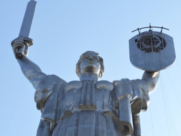 С монумента "Родина-мать" полностью демонтировали советский герб 