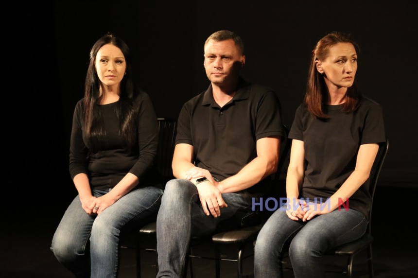 «Лишатися (не) можна…» : в николаевском театре показали спектакль о людях, переживших оккупацию (фото, видео)