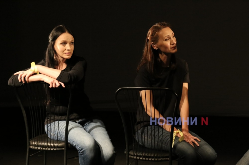 «Лишатися (не) можна…» : у миколаївському театрі показали спектакль про людей, які пережили окупацію (фото, відео)