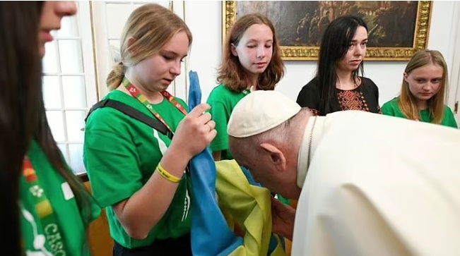 Папа встретился с украинской молодежью и помолился с ними за Украину