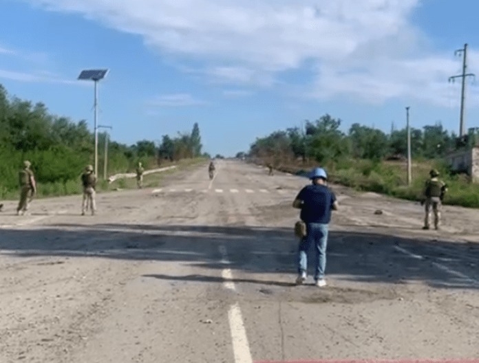 На пути следования миссии МАГАТЭ на Запорожскую АЭС обнаружили российские мины (видео)